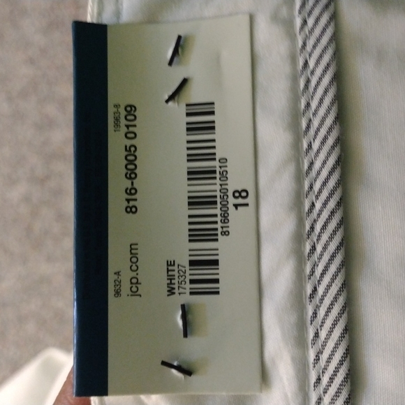 Worthington, size 18, white slim ankle pants - Picture 5 of 5